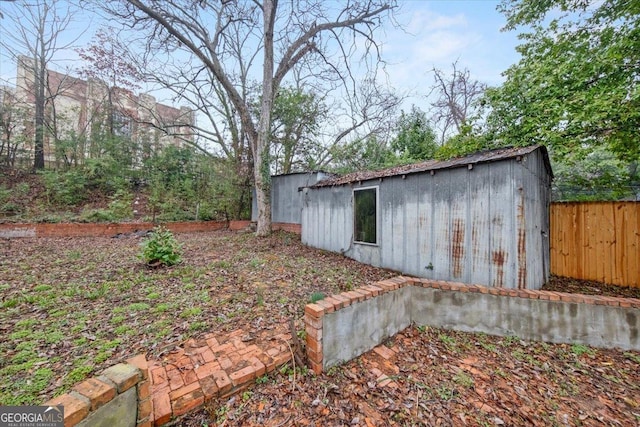 view of yard with a shed