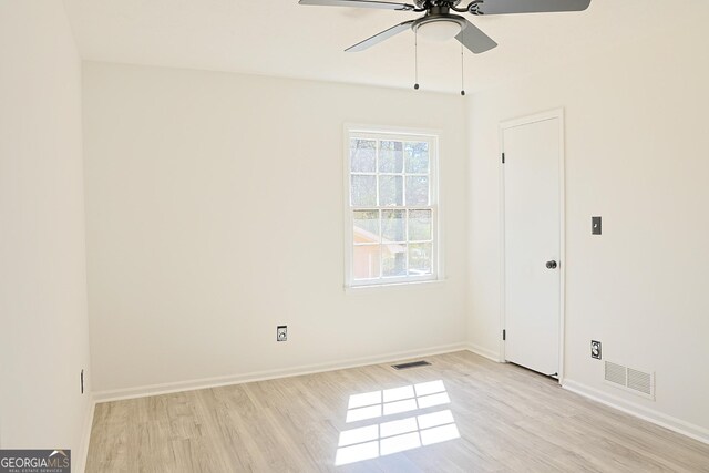 unfurnished room with light wood-style flooring, visible vents, ceiling fan, and baseboards