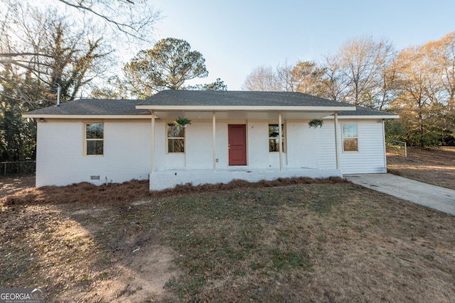 ranch-style home featuring a front yard and covered porch