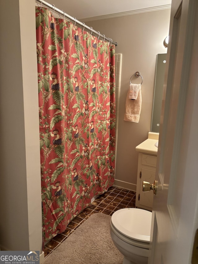 bathroom featuring a shower with shower curtain, toilet, ornamental molding, vanity, and baseboards