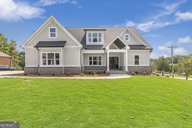 craftsman house featuring a front yard