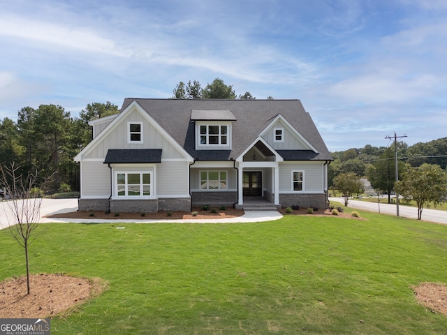 craftsman-style home featuring a front lawn