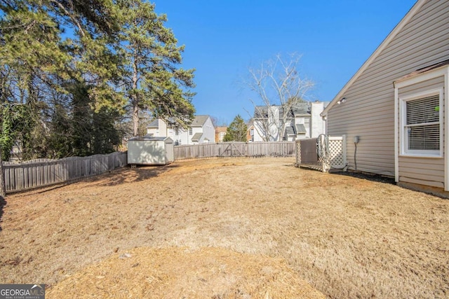 view of yard featuring a storage shed