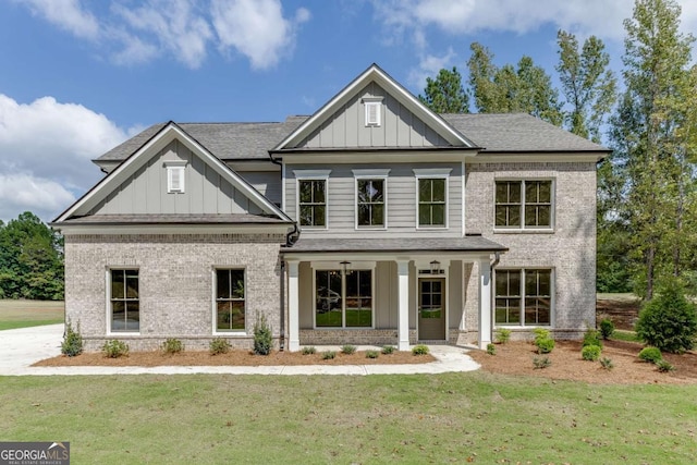 craftsman inspired home featuring a front yard