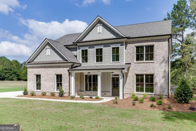 craftsman-style house featuring a front yard