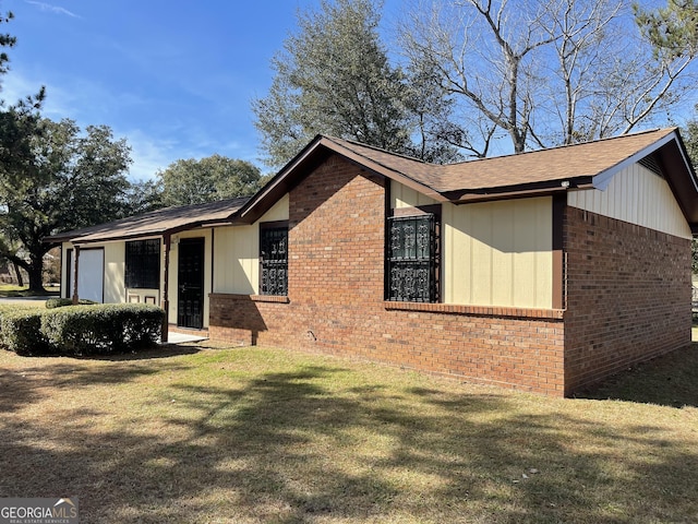 view of front of home featuring a front yard