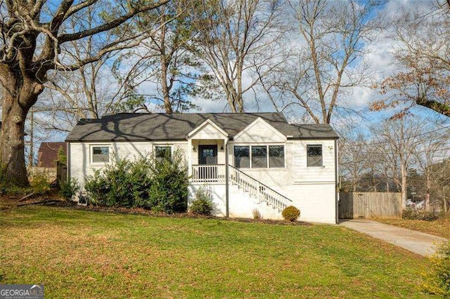 view of front of house featuring a front yard