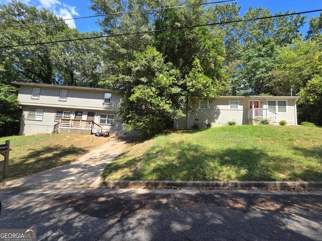 view of front facade featuring a front yard