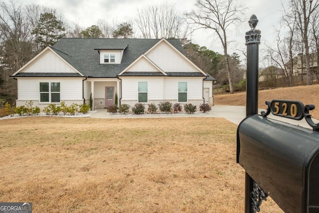 view of front of property with a front lawn