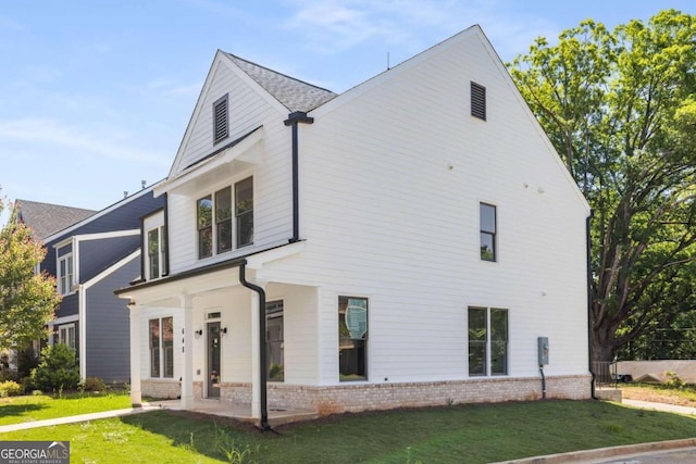 exterior space featuring a front yard