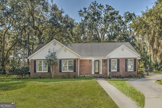 single story home with a front lawn