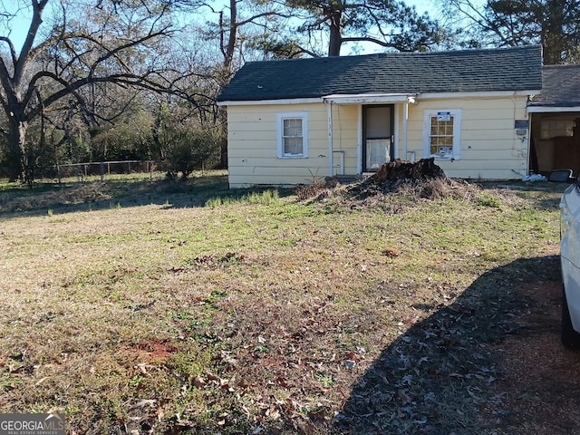 view of front facade featuring a front yard