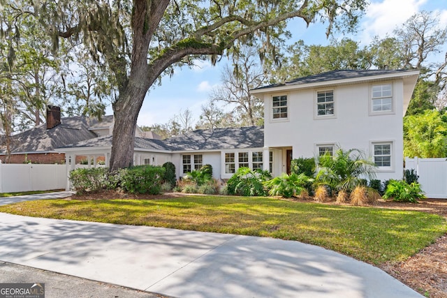 view of front of house featuring a front yard