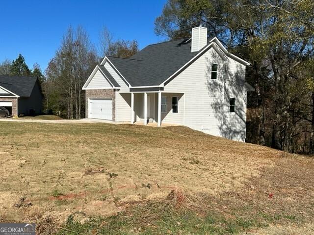 view of front of home featuring a front yard and a garage