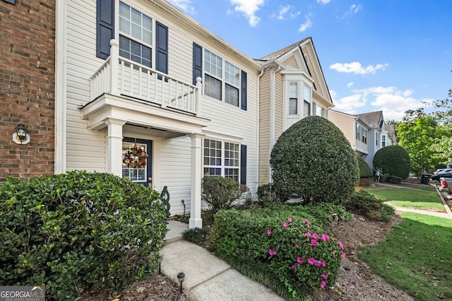 townhome / multi-family property featuring a balcony