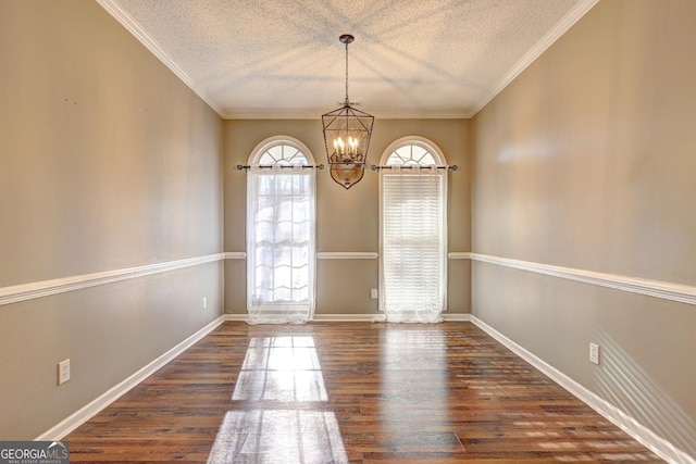 unfurnished room featuring a chandelier, dark wood-style flooring, a textured ceiling, and baseboards