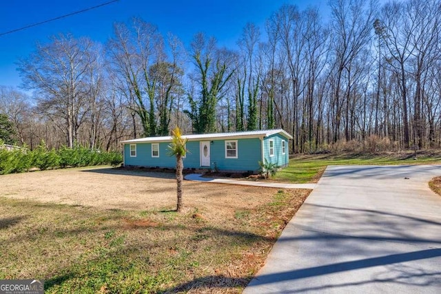 view of front of property with a front yard