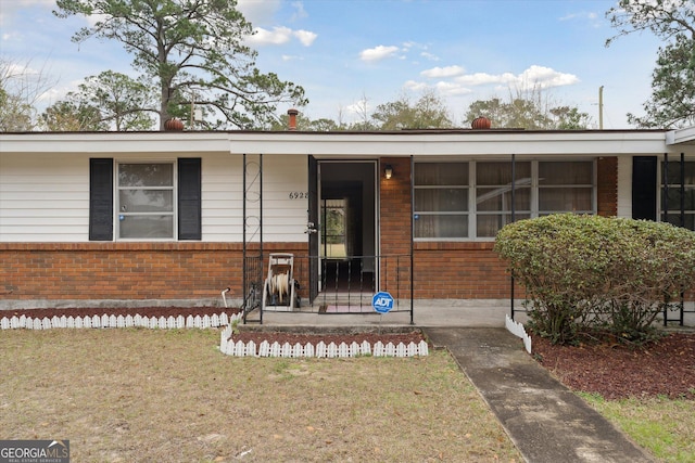 view of front of property with a front lawn