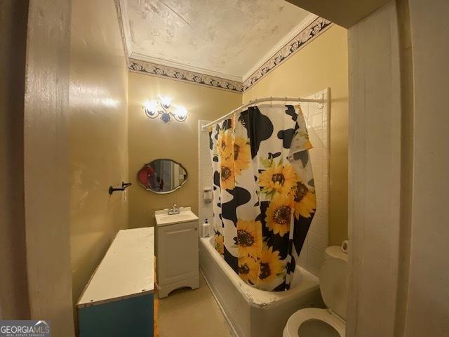 full bathroom featuring crown molding, vanity, shower / tub combo with curtain, and toilet