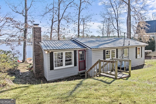 view of front of property featuring a front lawn