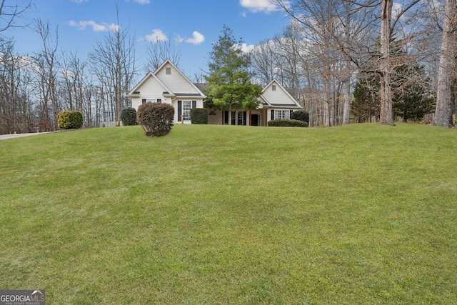 view of front of house featuring a front lawn