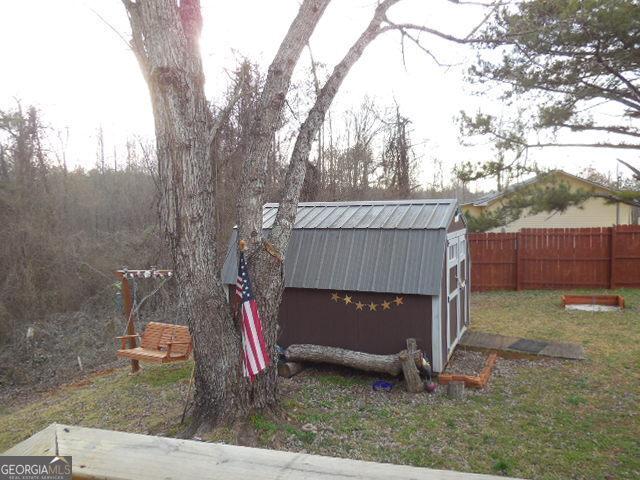 view of yard with a storage shed