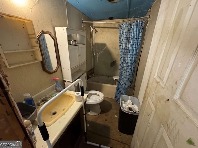 full bathroom featuring shower / bath combo with shower curtain, vanity, and toilet