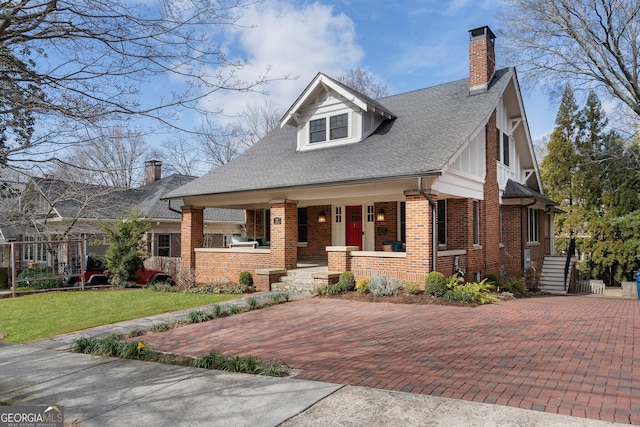 view of front of house featuring covered porch and a front lawn