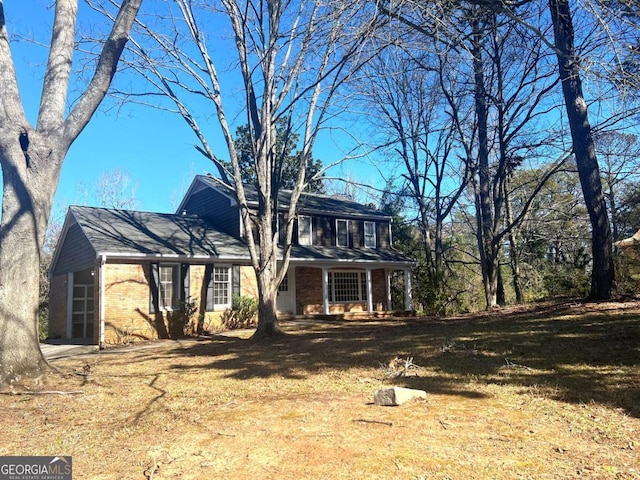 view of front facade featuring a front yard