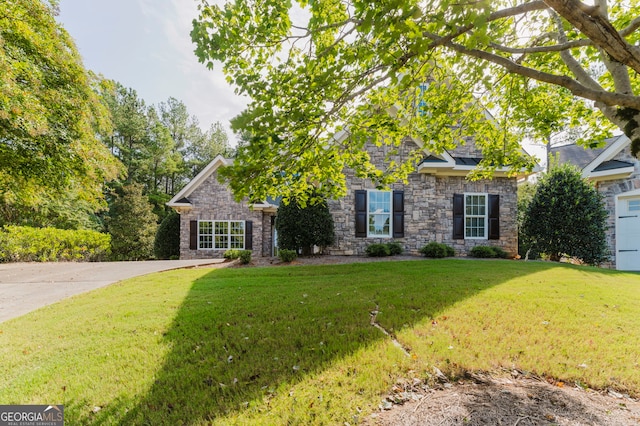 view of front of house featuring a front lawn