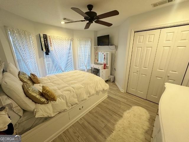 11 Plantation Dr, Swainsboro, GA 30401 - bedroom featuring a ceiling fan, a closet, visible vents, and light wood-style flooring