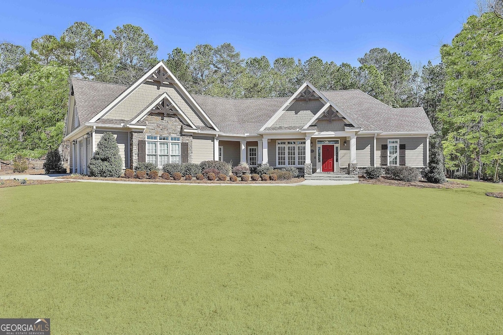 craftsman house featuring a front lawn