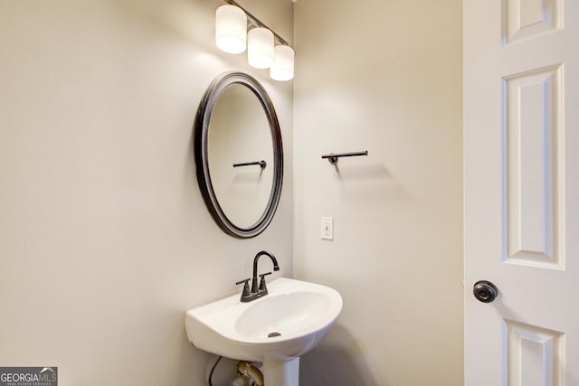 bathroom featuring a sink