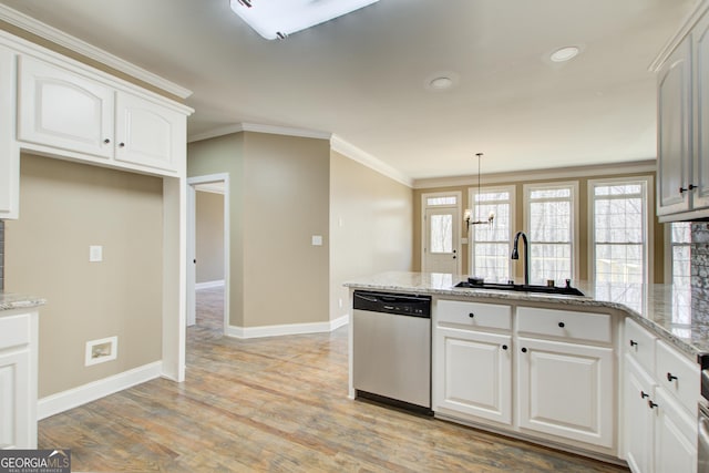 kitchen with a peninsula, a sink, light wood-style floors, dishwasher, and crown molding