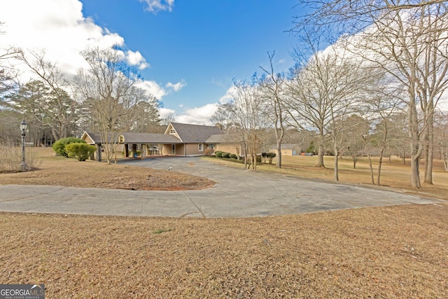 view of yard with driveway