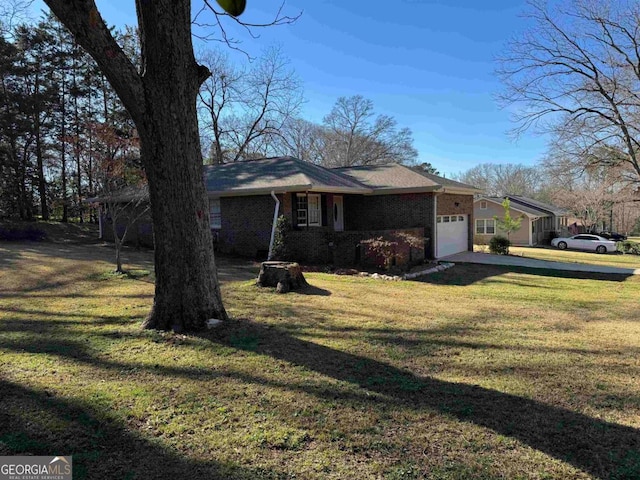 view of front of house featuring a front lawn and a garage