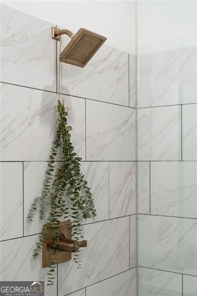 room details featuring a tile shower