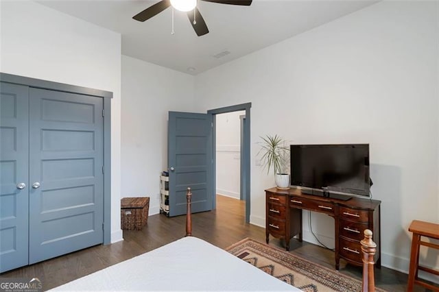 bedroom with dark wood-style floors, baseboards, and a ceiling fan