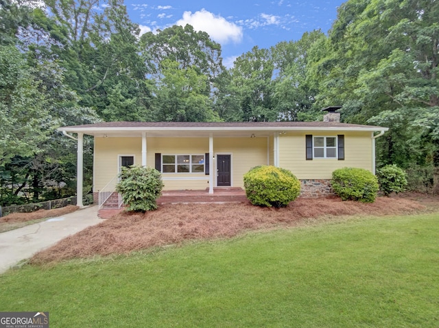 view of front of house with a front lawn