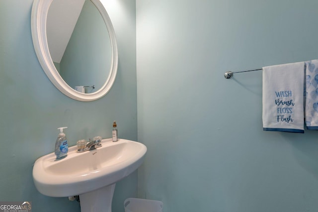 bathroom featuring a sink