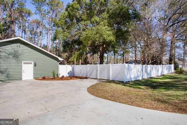 702 Hillmont Dr, Waycross, GA 31503 - view of yard with driveway