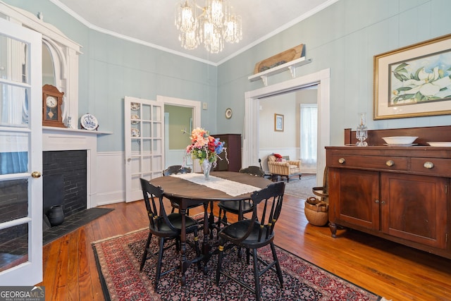 dining room featuring ornamental molding, dark hardwood / wood-style floors, and an inviting chandelier