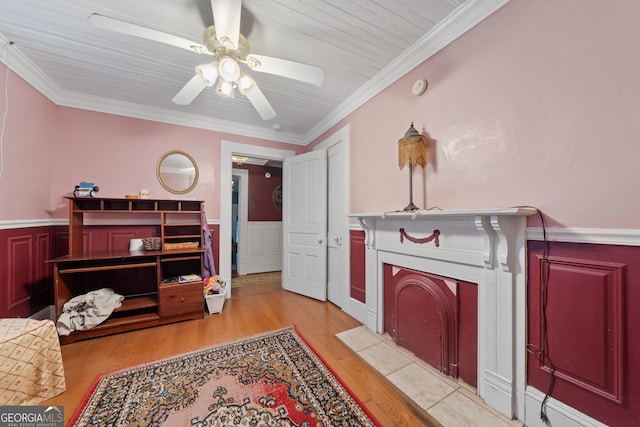 interior space with ceiling fan, ornamental molding, and light hardwood / wood-style floors