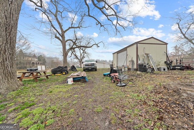 view of yard with a storage unit