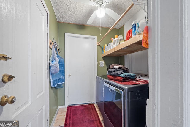 clothes washing area with independent washer and dryer, ceiling fan, and a textured ceiling