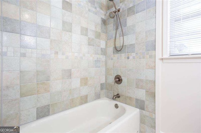 bathroom featuring tiled shower / bath