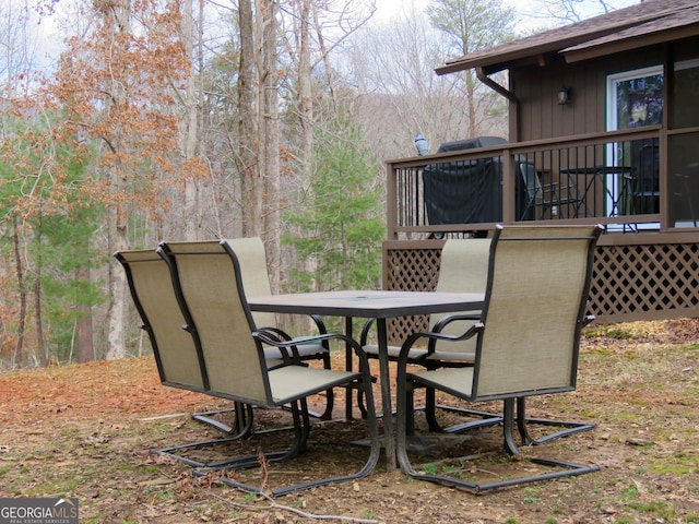 exterior space featuring outdoor dining area