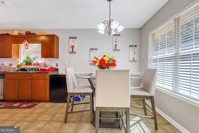 dining area featuring sink and an inviting chandelier