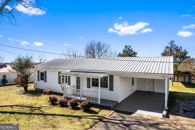 single story home with a front lawn