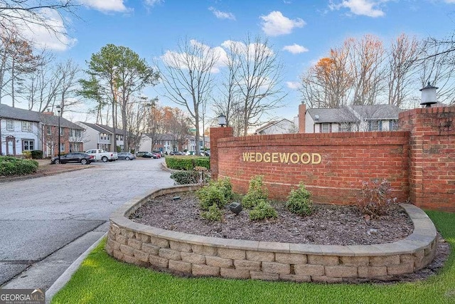 community / neighborhood sign with a residential view